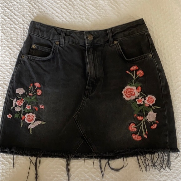 Black denim skirt - Picture 2 of 3